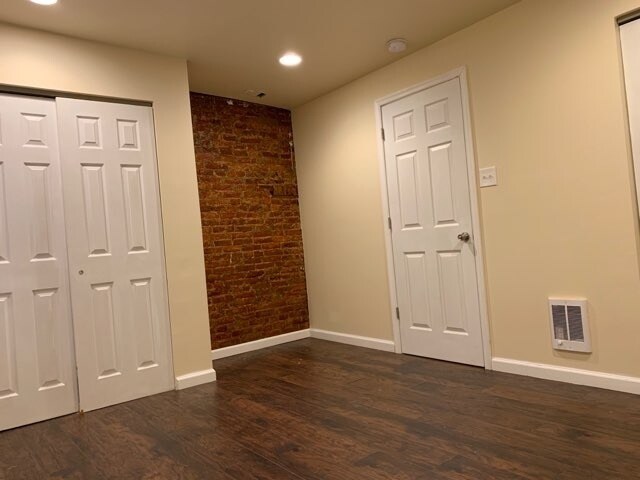 Building Photo - 24 E Silver St