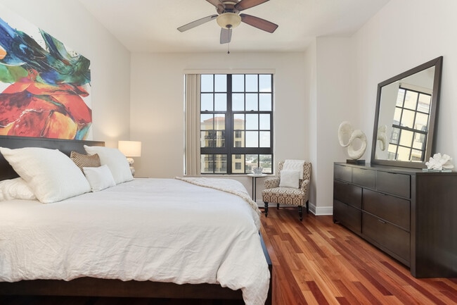 Building Photo - 701 S Olive Ave