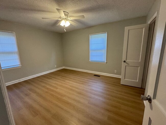 Building Photo - 1728 Dogwood Dr