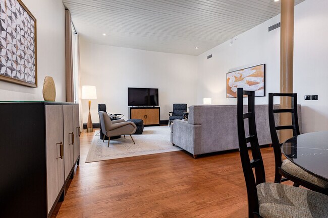 Building Photo - 1011 Canal St