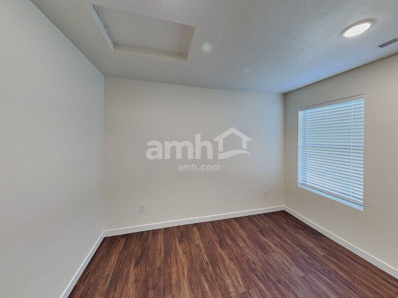 Building Photo - 1551 N Barkvine Ave