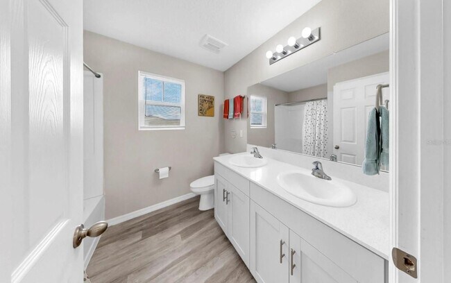 Building Photo - Spacious 5bed - With Amenities!