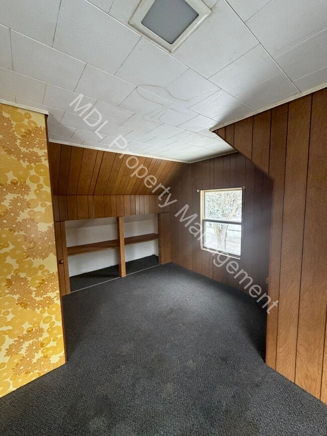 Building Photo - 3 Bedroom 2 Bathroom Home w/ Full Basement