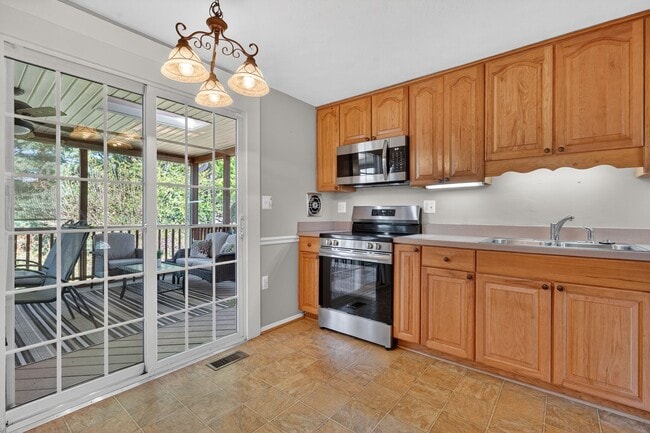 Building Photo - 2806 Logway Rd