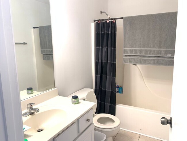 Building Photo - "Pre-Leasing August 2026" Large House Near...