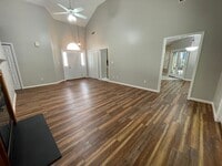 Building Photo - Charming, updated 3br house in hidden nort...