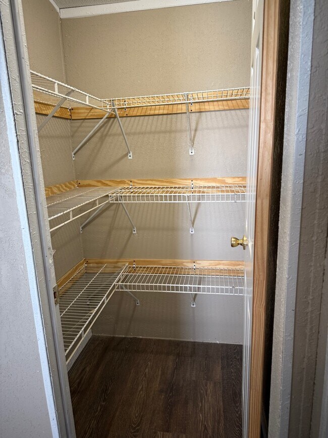 Building Photo - 204 E 1st St