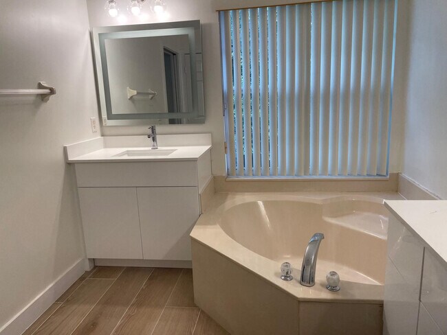 Building Photo - 12472 SW 44th Ct