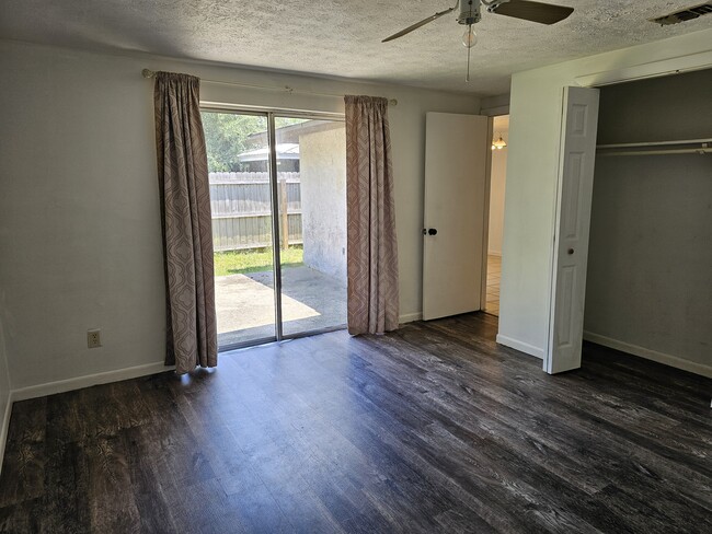 Building Photo - 818 Bradford Cir