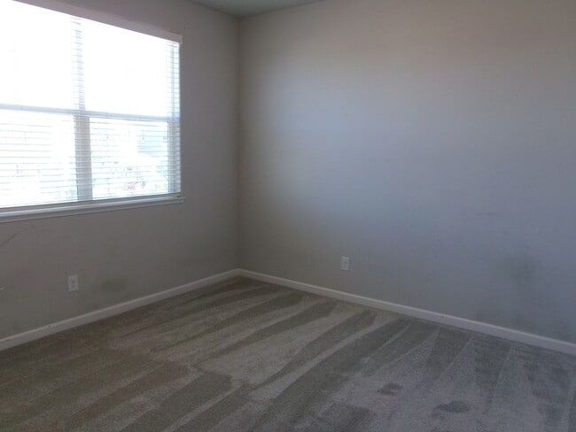 Building Photo - Beautiful 4 bedroom, 2-1/2 bath home in Wingfield Springs