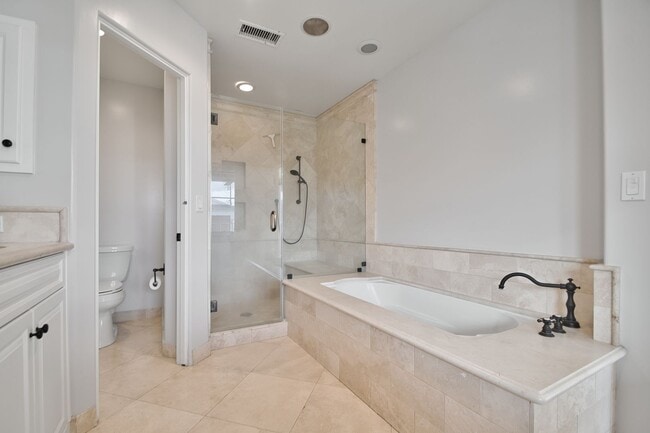 Building Photo - 3 Bed 3.5 Bath Town Home For Lease - Walk to Beach