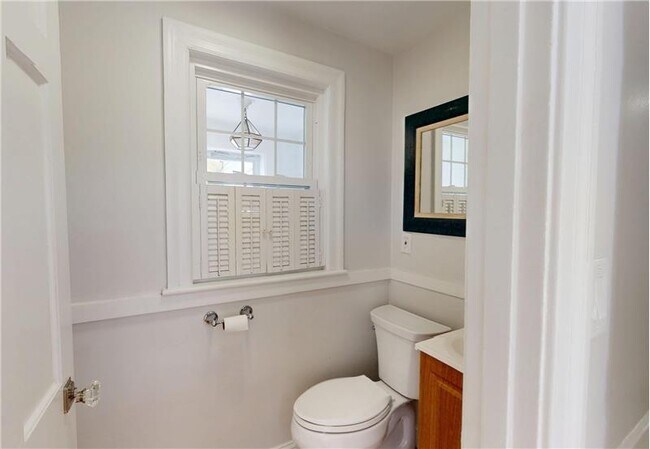 Building Photo - 33 Jackson St