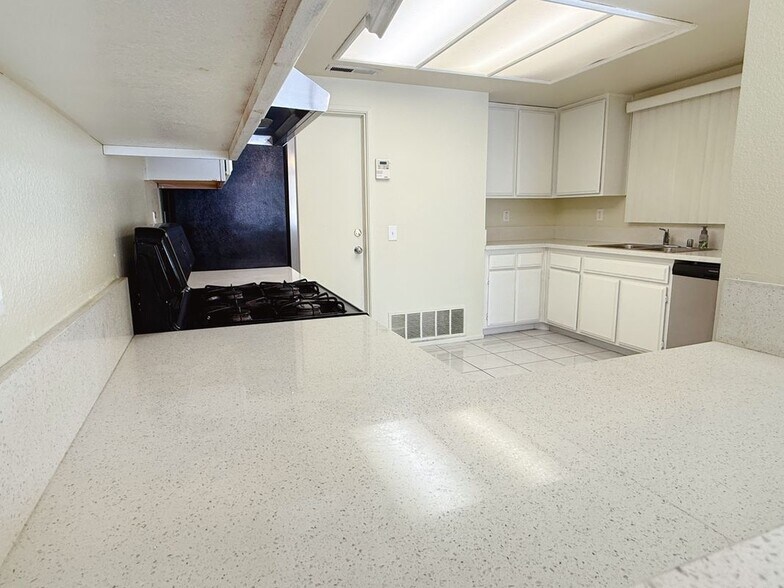 Building Photo - 8547 San Jacinto Ct