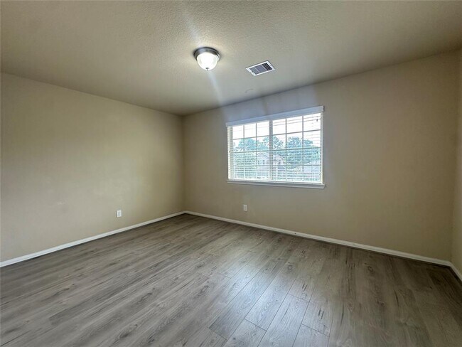 Building Photo - 15610 Whisper Woods Dr