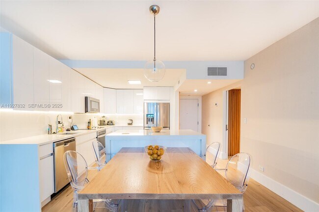 Building Photo - 2301 Collins Ave