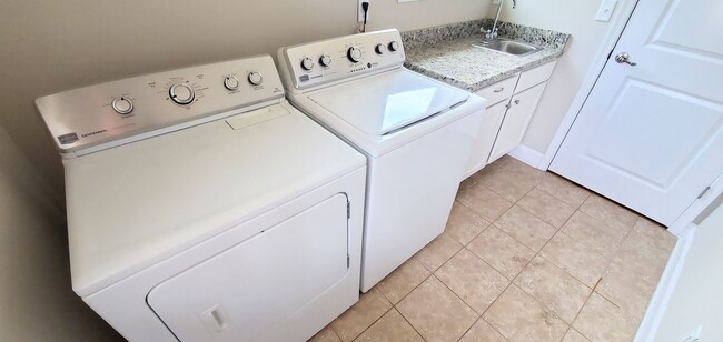 Building Photo - Newer Construction in Avondale!