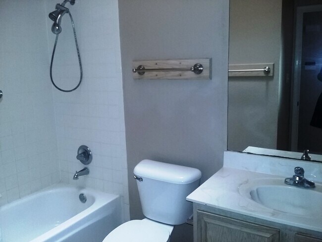 Building Photo - 4 Bedrooms 2 Baths in Santa Teresa