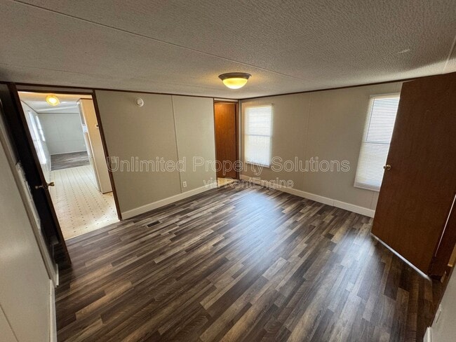 Building Photo - 9499 Wendi Dr NE