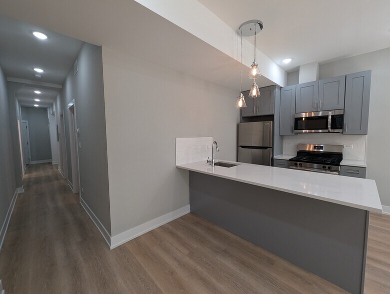 Building Photo - 423 W Belden Ave