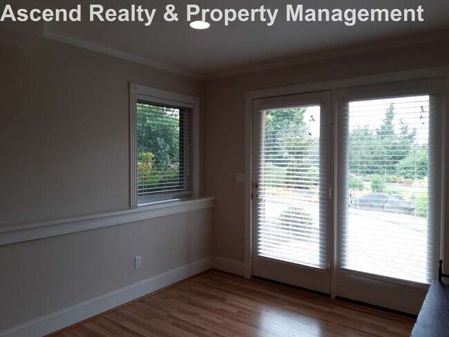 Building Photo - Unique Opportunity to Lease 2 Bed Lower Unit in Executive Home Utilities Included Quick Access to...