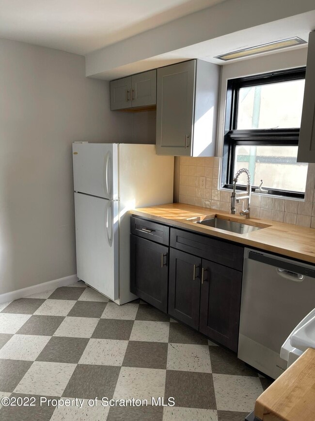 Building Photo - 303 E Drinker St