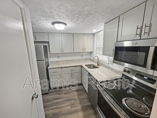 Building Photo - 3015 Spruce Cir