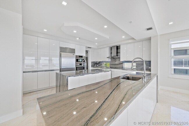 Building Photo - 2070 N Ocean Blvd