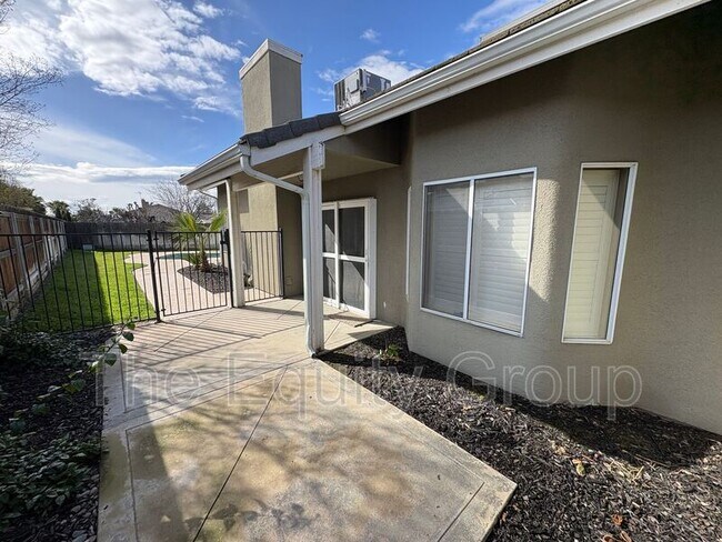 Building Photo - 540 W Birch Ct