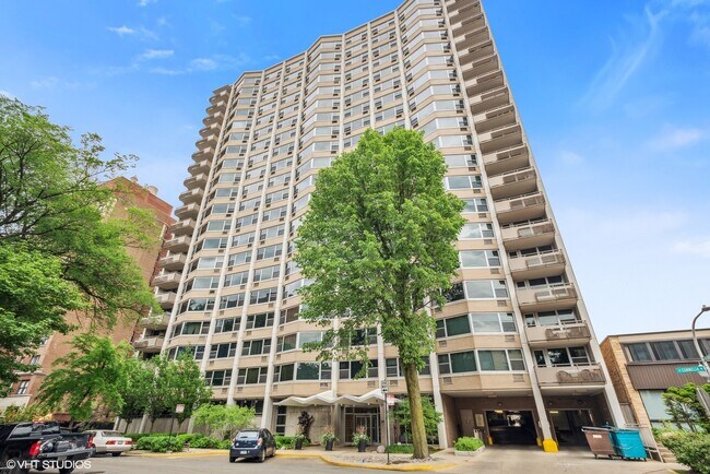Primary Photo - 555 W Cornelia Ave