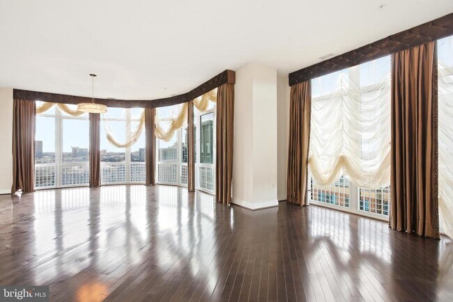 Building Photo - 8220 Crestwood Heights Dr