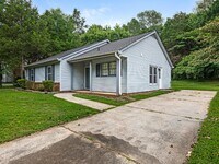 Building Photo - Cute as a button ranch home!