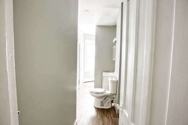 Building Photo - OVERSIZED 3 bedroom 1 bathroom Apartment