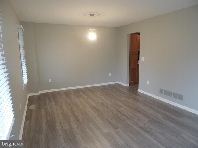 Building Photo - 404 Pinebrooke Cir