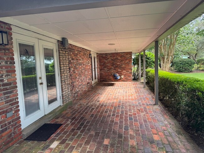 Building Photo - 22 Country Club Rd