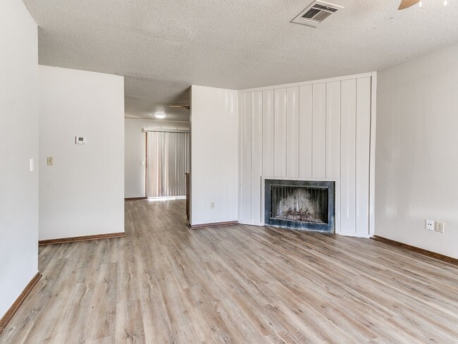 Building Photo - Charming West Norman Duplex