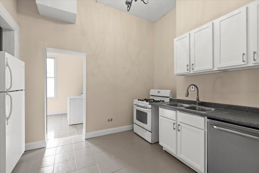 Primary Photo - 229 S Racine Ave