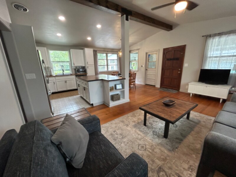 Building Photo - 7424 Roslyn Rd