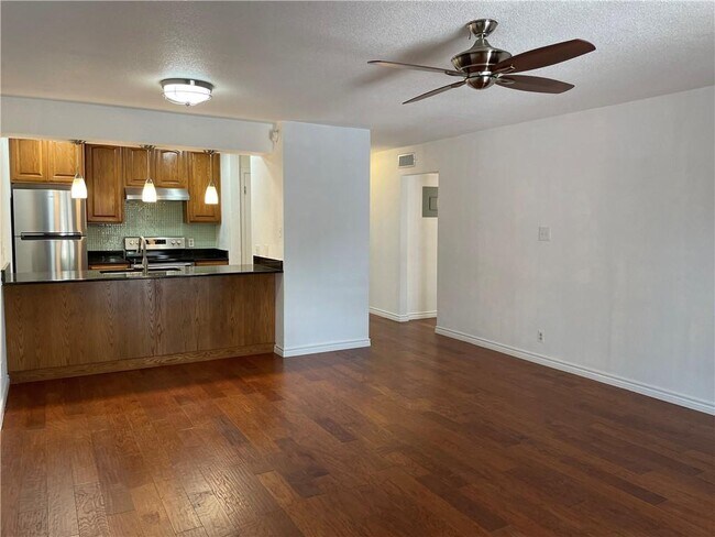 Building Photo - 6501 E Hill Dr