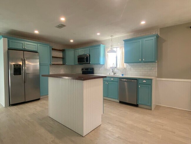 Building Photo - 3/2 Pool Home in Fairway Estates