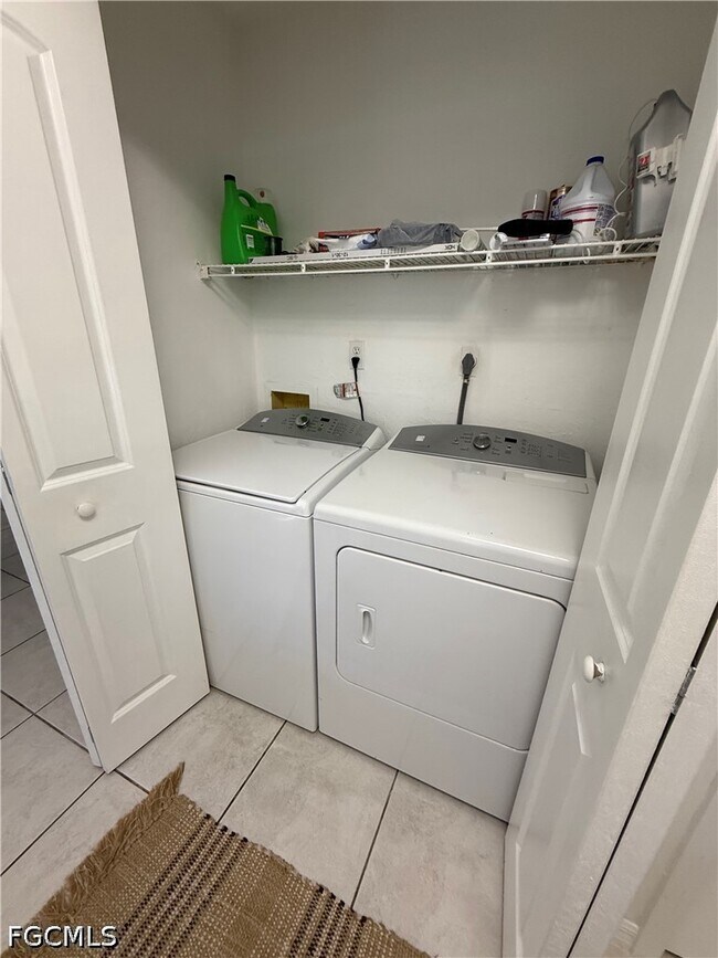 Building Photo - 525 SE Van Loon Terrace