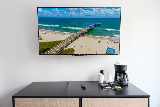 Building Photo - 1020 N Riverside Dr