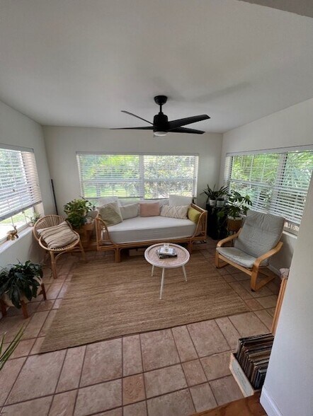 Sunroom with lots of natural light- great for plants & relaxing. - 30 W Par St