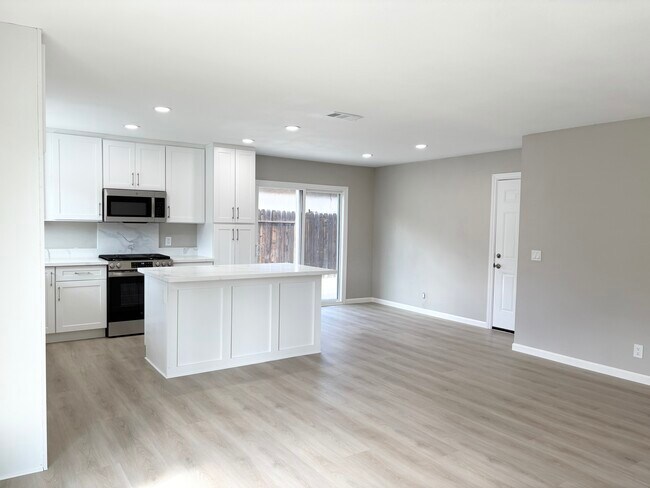 Building Photo - 3571 Lake Crest Dr