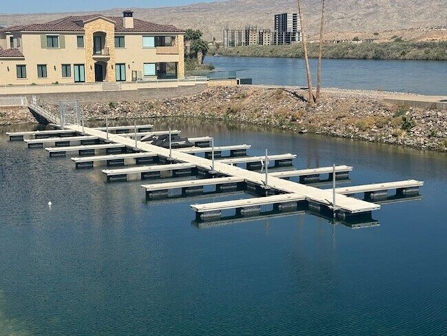 Building Photo - 2BR 2BA Furnished Vacation Condo Waterfron...