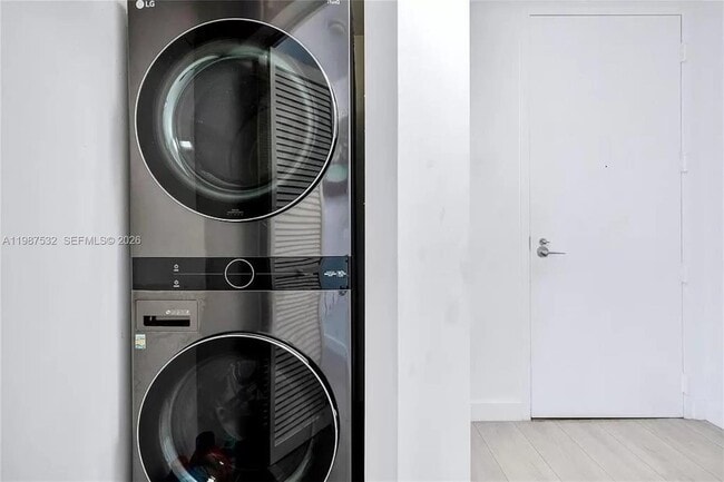 Building Photo - 1111 SW 1st Ave