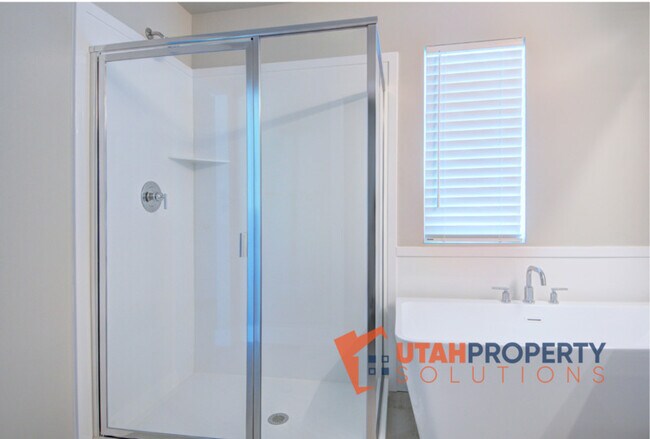 Building Photo - 982 W 380 S