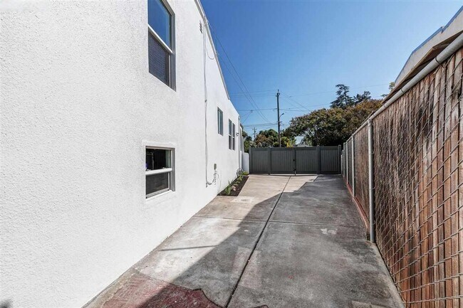Building Photo - Beautiful Historic Home Meets Modern Luxury in San Leandro