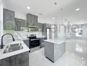 Building Photo - 913 N Woodson Ave