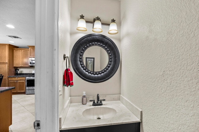 Building Photo - 1622 S Club Dr