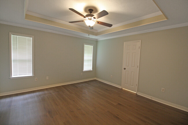 Building Photo - 320 Hawthorne Dr